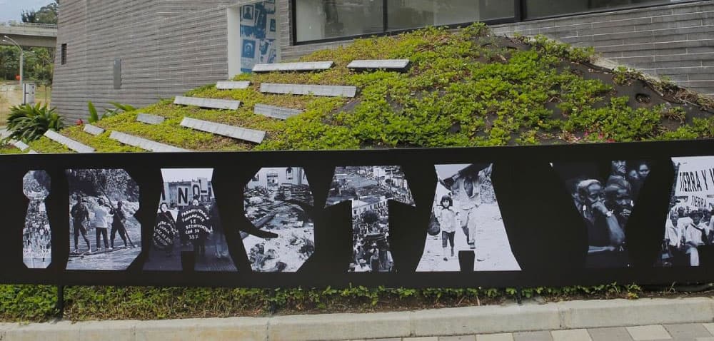Drug War Victims Tour university trek activity in Medellín