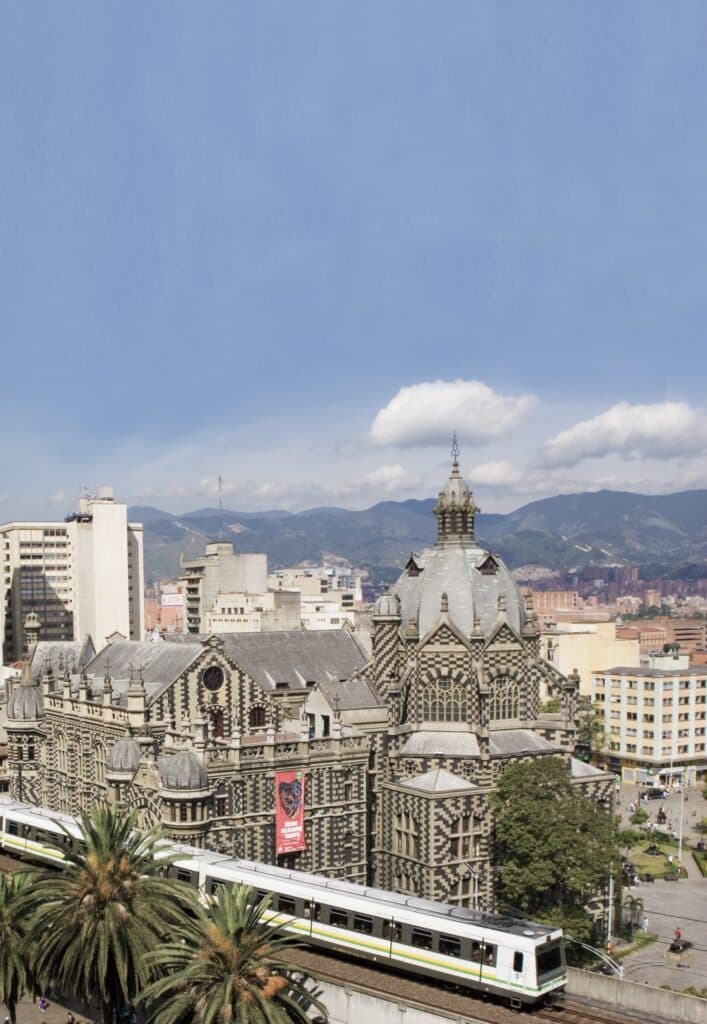 Medellin City and Graffiti Tour university trek activity in Medellín